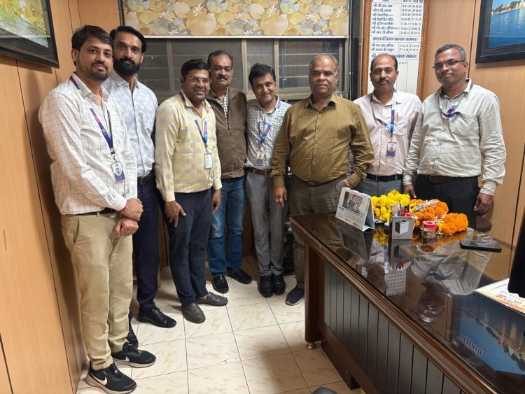 रतलाम  रेलवे के सिनियर डीओएम अजय ठाकुर के सेवानिवृत्त होने पर  स्टेट बैक परिवार ने किया उनका सम्मान