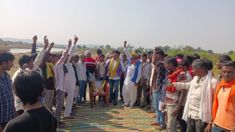 सरवन में भगवान बिरसा मुंडा की जयंती पर प्रतिमा पर माल्यार्पण किया