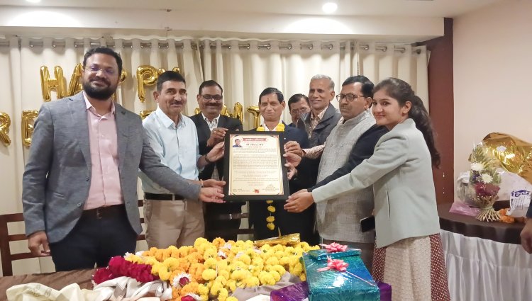 जल संसाधन विभाग के तकनीकी शाखा प्रभारी रविन्द्र जैन को समारोह पूर्वक दी विदाईÛ, शाल श्रीफल, अभिनंदन पत्र और उपहार भेंट कर किया सम्मानित