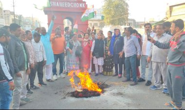 प्रभारी मंत्री विजय शाह का महिला कांग्रेस ने फुंका पुतला, लाड़ली बहना पर आपत्तिजनक बयान पर दर्ज कराया विरोध,  पुलिस और कांग्रेस के बीच पुतला दहन को लेकर झुमा झटकी, मुख्यमंत्री के नाम ज्ञापन सोपा 
