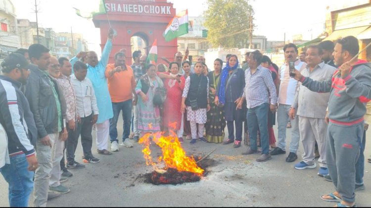 प्रभारी मंत्री विजय शाह का महिला कांग्रेस ने फुंका पुतला, लाड़ली बहना पर आपत्तिजनक बयान पर दर्ज कराया विरोध,  पुलिस और कांग्रेस के बीच पुतला दहन को लेकर झुमा झटकी, मुख्यमंत्री के नाम ज्ञापन सोपा 