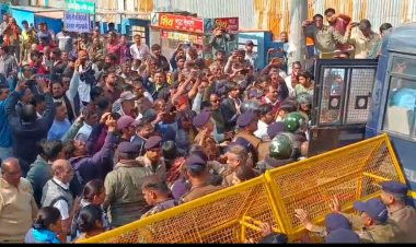 रतलाम में गंदे पाने को लेकर कांग्रेसियों का घंटा बजाओ आंदोलन,  पुलिस और कांग्रेसियों में झड़प, मंत्री  काश्यप के घर का घेराव करने से पहले हिरासत में लिया