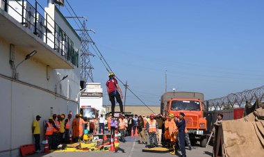 आपदा प्रबंधन को लेकर डी मार्ट में मॉक ड्रिल, मॉक ड्रिल के दौरान रेस्क्यू अभ्यास किए गए, लोगों को बचाने के पूरे तरीके आजमाए