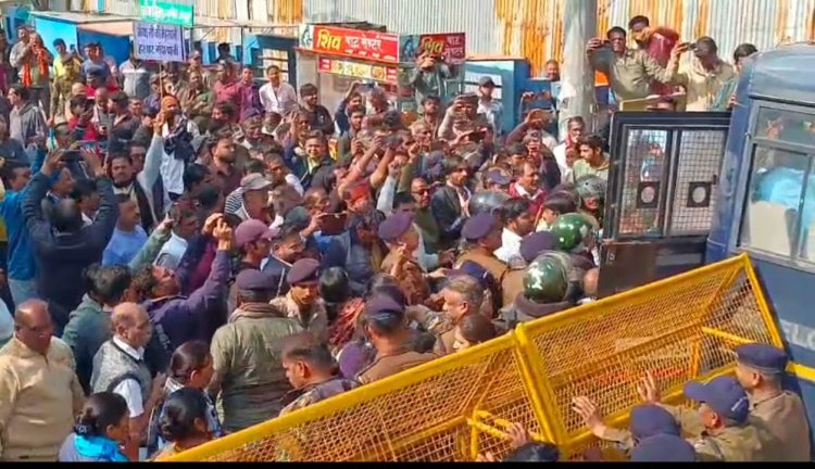रतलाम में गंदे पाने को लेकर कांग्रेसियों का घंटा बजाओ आंदोलन,  पुलिस और कांग्रेसियों में झड़प, मंत्री  काश्यप के घर का घेराव करने से पहले हिरासत में लिया