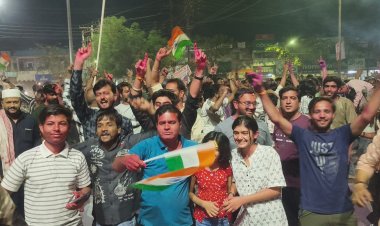 वल्र्ड कप की जीत ने रात में भी मनवा दी रंग पंचमी -आतिशबाजी के बीच रंगो की फुहार ने होली-दीवाली जैसा नजारा दिखाया, जीत के जश्न में तिरंगा हाथ में लेकर झूमे युवा