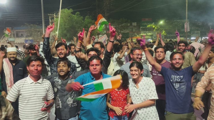 वल्र्ड कप की जीत ने रात में भी मनवा दी रंग पंचमी -आतिशबाजी के बीच रंगो की फुहार ने होली-दीवाली जैसा नजारा दिखाया, जीत के जश्न में तिरंगा हाथ में लेकर झूमे युवा