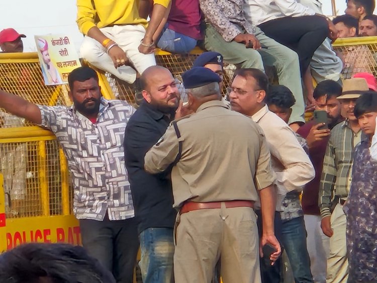 10 मिनट की मुलाक़ात के चक्कर में शहर की जनता को 4 घंटे 40 डिग्री तपती धूप में खड़ा कर दिया, जीवनसिंह शेरपुर के आंदोलन को जिला प्रशासन ने शहरवासियों का सिरदर्द बना दिया, रतलाम पहुंचने वाले मार्गों पर बेरिकेटिंग से लोगों को हुई मुश्किले, अपने घर पहुंचने के लिए लोगों को करना पड़ी मशक्कत