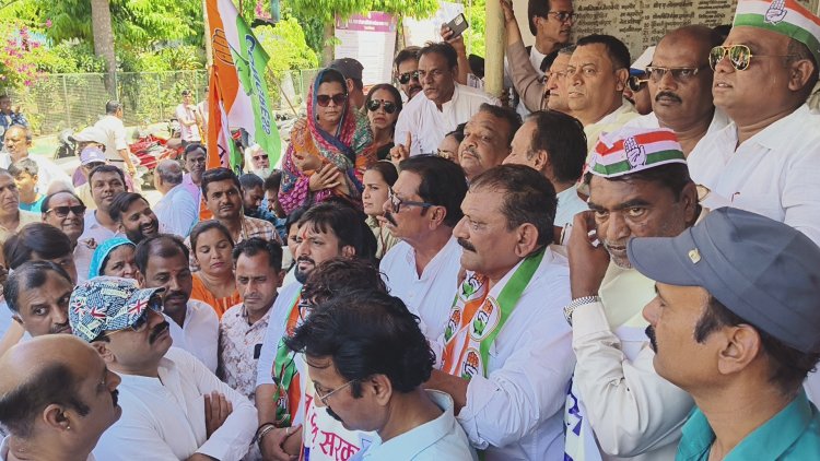 बढ़ती महंगाई और बाजार टैक्स वसूली को लेकर कांग्रेस का प्रदर्शन, महापौर पर लगाया भ्रष्टाचार का आरोप, निगम सम्मेलन से पहले कांग्रेस ने किया निगम का घेराव