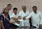 नवविवाहितों को बांटे विधायक डामर ने चेक