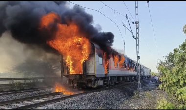 आलोट के पास राजधानी एक्सप्रेस के एसी कोच में लगी भीषण आग, आलोट, 68 यात्रियों को सुरक्षित निकाला, गार्ड और आरपीएफ की सूझबूझ से टला बड़ा हादसा, दिल्ली-मुंबई रेल यातायात रहा प्रभावित