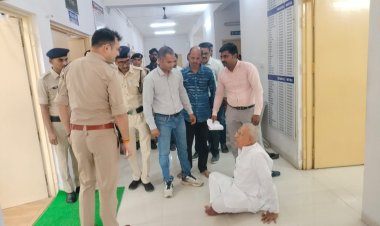 जो कभी प्रदेश के गृहमंत्री हुआ करते थे आज वही कानून से इंसाफ मांगने जमीन पर बैठे! पूर्व गृहमंत्री हिम्मत कोठारी एसपी के चेंबर के बाहर धरने पर बैठे,मीसाबंदी के प्लॉट पर अवैध कब्जे का मामला