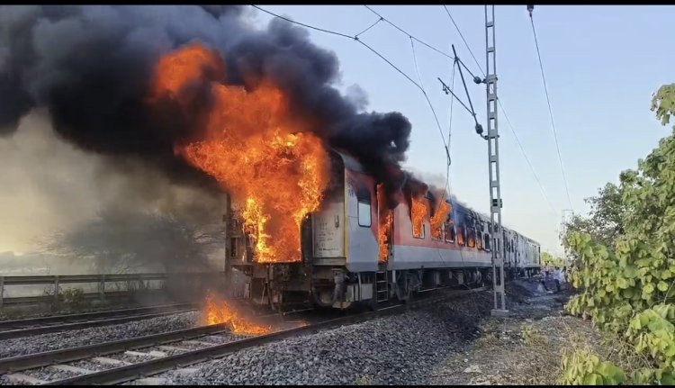 आलोट के पास राजधानी एक्सप्रेस के एसी कोच में लगी भीषण आग, आलोट, 68 यात्रियों को सुरक्षित निकाला, गार्ड और आरपीएफ की सूझबूझ से टला बड़ा हादसा, दिल्ली-मुंबई रेल यातायात रहा प्रभावित