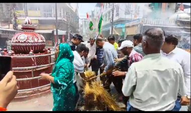 रतलाम में NSUI का उग्र प्रदर्शन, CEC का पुतला दहन करने पर चली वाटर कैनन; सीएसपी  ओर टीआई से झड़प में निकला खून