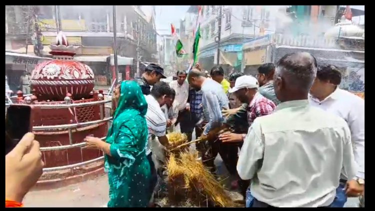 रतलाम में NSUI का उग्र प्रदर्शन, CEC का पुतला दहन करने पर चली वाटर कैनन; सीएसपी  ओर टीआई से झड़प में निकला खून