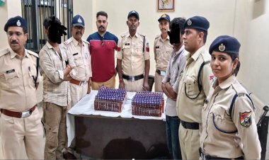 अवैध शराब ले जा रहे दो युवक स्टेशन से गिरफ्तार, 180 क्वार्टर जब्त, जीआरपी और आरपीएफ की संयुक्त टीम ने की कार्रवाई