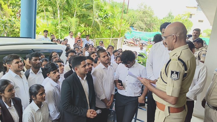शहर के लॉ कॉलेज में बाहरी व्यक्तियों ने घुसकर स्टूडेंट्स और शिक्षकों से की अभद्रता, छात्रों ने ज्ञापन देकर कार्रवाई की मांग की, तहसीलदार को कानूनी धाराओं की जानकारी देकर सौंपा ज्ञापन